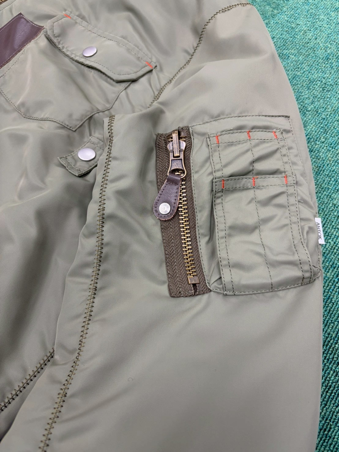 ZIG ZAG STITCH MA-1 / KHAKI